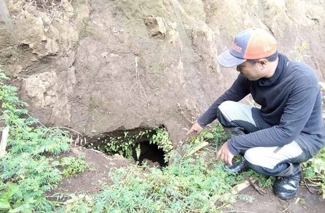 Arkeolog Balai Pelestarian Cagar Budaya (BPCB) Jawa Timur Wicaksono Dwi Nugroho saat menunjukkan lokasi temuan arung. (Fisca Tanjung/JawaPos.com)