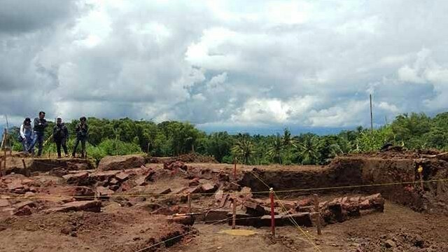 BPCB Jatim menemukan sebaran batu bata hingga radius 24 meter. (Fisca Tanjung/JawaPos.com)