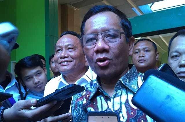 Mahfud MD usai mengisi kuliah umum Suluh Kebangsaan di Kampus Universitas Islam Negeri (UIN) Sumatera Utara, Selasa (19/3). (Prayugo Utomo/JawaPos.com)