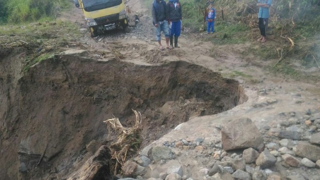 Banjir bandang mengantam Desa Rantau Kermas, Kecamatan Jangkat, Kabupaten Merangin. Foto : Ist