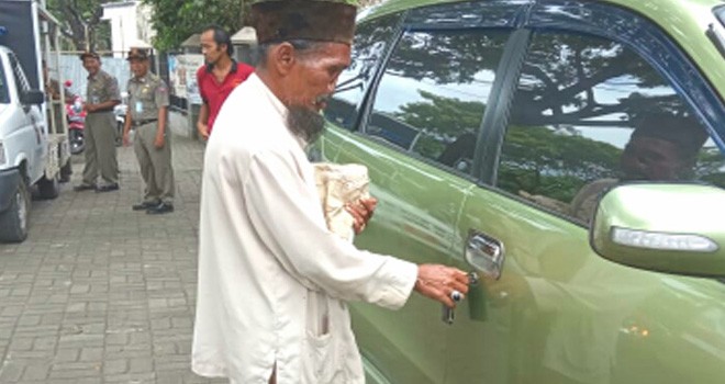 Pengemis Bogor hendak naik ke mobilnya. Foto : Pojoksatu