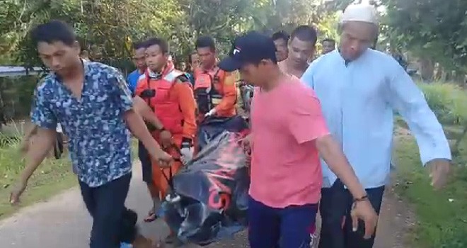 Jasad korban tenggelam di Sungai Batang Tembesi Zakaria (50) berhasil ditemukan. Foto : Ist