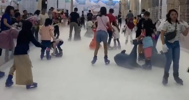 Wahana Ice Skating di Jamtos sangat diminati masyarakat Jambi. Foto : Ist