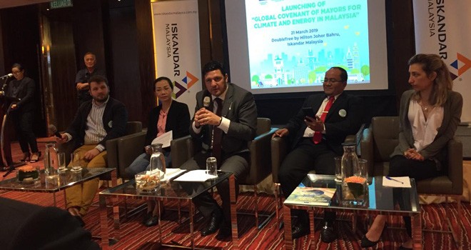 Wakil Walikota Jambi saat menjadi pembicara pada peluncuran forum The Global Covenant of Mayor for Climate and Energy di Malaysia. Foto : Ist