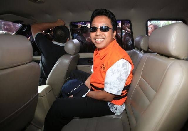 Mantan Ketua Umum PPP Romahurmuziy mengenakan rompi oranye setelah menjadi tersangka kasus jual beli jabatan di Kemenag. (Dery Ridwansah/JawaPos.com)