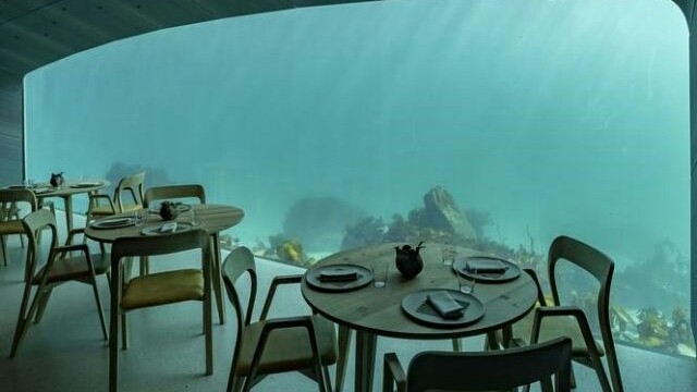 Bagunan restoran dibuat menyerupai batu besar yang muncul dari dalam laut. Restoran 