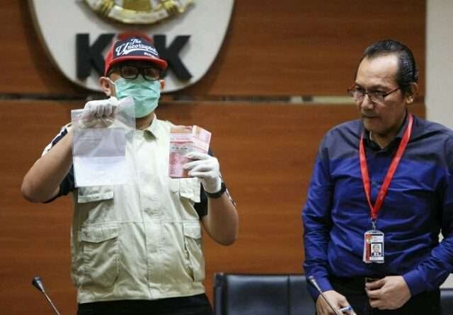 Komisi Pemberantasan Korupsi (KPK) menetapkan Direktur Teknologi dan Produksi PT Krakatau Steel (Persero), Wisnu Kuncoro dan tiga pihak lain sebagai tersangka, Sabtu (23/3). (Miftahul Hayat/Jawa Pos)