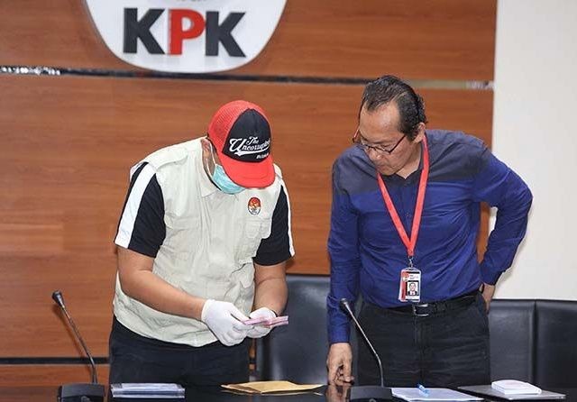 Wakil Ketua KPK Saut Situmorang menunjukkan barang bukti operasi tangkap tangan (OTT) KPK terhadap salah satu direktur PT Krakatau Steel. (MIFTAHULHAYAT/JAWA POS)