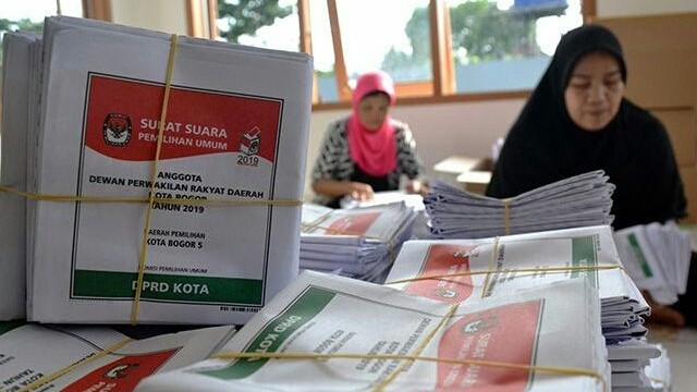 Petugas KPU Kota Bogor saat pelipatan surat suara di gudang logistik, kawasan Perumahan Baranangsiang Indah, Jalan Jatiluhur, Katulampa, Bogor. (Hendinovian/Radar Bogor/Jawa Pos Group)
