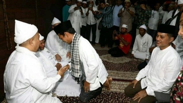 Ustad Abdul Somad dan Wakil Gubernur Sumatera Utara (Sumut), Musa Rajekshah di Babussalam, Minggu (24/3). Mereka bersilaturahmi dengan Tuan Guru Babussalam X Syekh H. Hasyim Alsyarwani. (Istimewa)