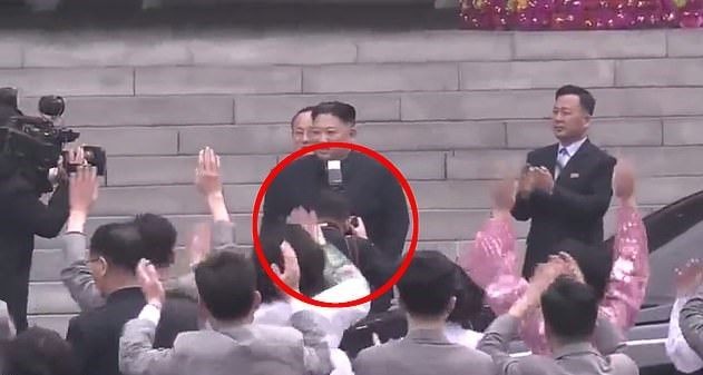 Kim Jong Un dilaporkan telah memecat fotografer pribadinya karena merusak martabat tertingginya dengan menghalangi pandangan warga terhadap dirinya selama tiga detik (Pen News)