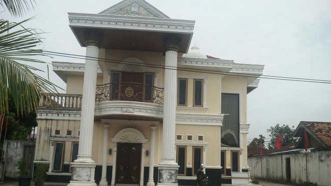 Rumah mewah yang menggunakan sambungan masyarakat berpenghasilan redah di Jambi Timur. Rumah mewah ini diduga milik anggota DPRD Kota Jambi dari PDIP.