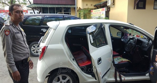 Mobil korban yang gagal dikuasai pelaku. Foto : JPNN
