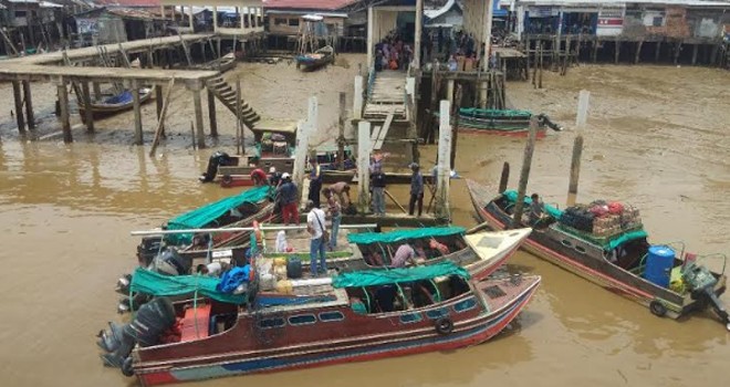 Warga Kota Kualatungkal yang menggunakan jasa speed boat mengeluhkan kondisi tambatan speed boat yang sudah lama rusak tapi tidak diperbaiki. Foto : Gatot / Jambiupdate