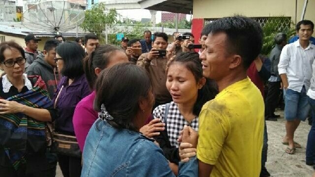Keluarga korban saat mendatangi RS Bhayangkara Palembang. (Alwi Alim/JawaPos.com)