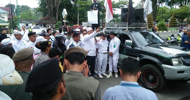 Laskar Pembela Islam (LPI) dan Front Pembela Islam (FPI) Kota Jambi melakukan aksi di depan gerbang kantor walikota Jambi, Rabu, (27/3). Foto : Ist