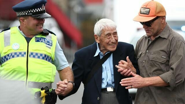 Seorang veteran Perang Dunia II John Sato, 95, mengatakan, ia sangat sedih dengan serangan masjid yang mengerikan di Christchurch, Selandia Baru. Dia mengaku naik empat bus untuk menghadiri pawai solidaritas melawan rasisme di Auckland (Sky News)