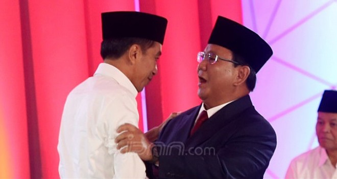 Jokowi dan Prabowo saat debat capres. Foto : Ricardo / JPNN