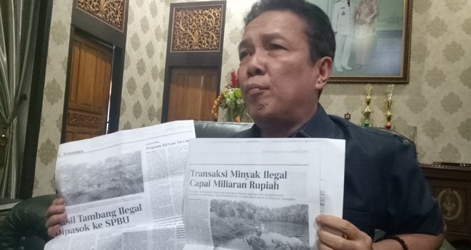 Bupati Batanghari Syahirsah,Sy menggelar jumpa pers secara mengejutkan di rumah dinas miliknya, Jumat sore (29/03). Foto : Reza / Jambiupdate