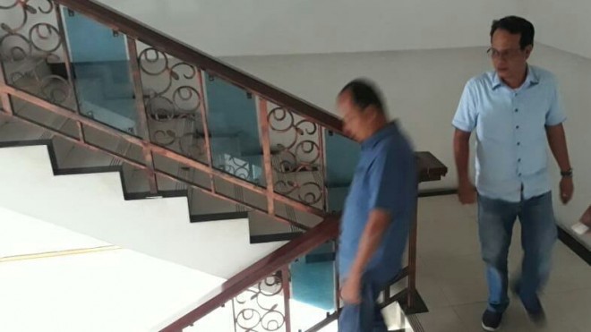 Terlihat dua orang keluar dari Ruang penyidikan di Mapolda Jambi yaitu Immadudin alias iim dan manta kepala Dinas PUPR provinsi Jambi Dodi Irawan.