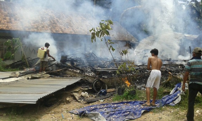 Satu rumah warga Desa Sungai Toman, Mendahara Ulu hangus terbakar setelah dilalap si jago merah