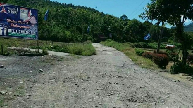 Salah Satu Ruas jalan yang menghubungkan Desa Masgo dengan Desa Selampaung, Kecamatan Gunung Raya, Kabupaten Kerinci kondisinya rusak parah.