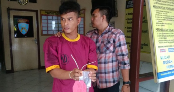 Pelaku yang tertangkap saat akan mencuri di rumah warga Lebak Bandung saat ini diamankan di Polsek Jelutung. Foto : Ist