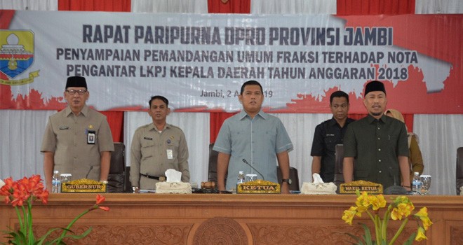 Dari Kiri, M. Dianto, Supardi Nurzain, AR Syahbandar, pada rapat paripurna menyampaikan pandangan umum terhadap Laporan Keterangan Pertanggung Jawaban (LKPJ) Gubernur Jambi Tahun 2018 (2/4). Foto : Ist