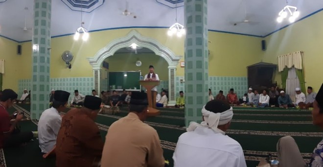 Edi Purwanto Ceramah Isra Miraj di Masjid Darul Hikmah Talang Banjar. Foto : Ist