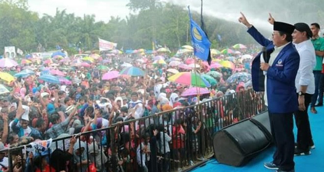  Gubernur Jambi Fachrori Umar saat Kampanye Jokowi - Amin di Kecamatan Pelepat Ilir dihadiri ribuan masa, Kamis (4/4). Foto : Ist
