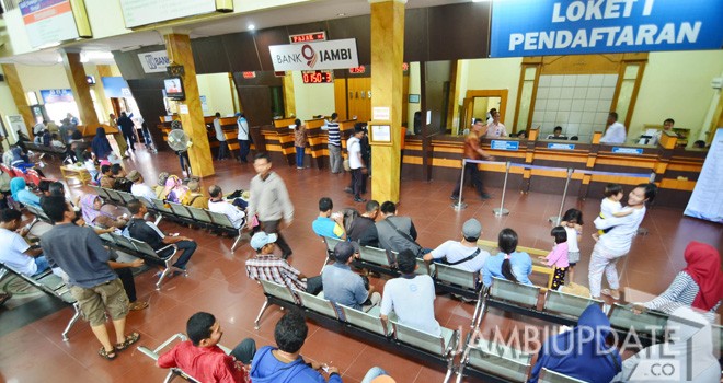 Warga memadati Samsat untuk mengikuti program pemutihan pajak tahap II Pemprov Jambi. Foto : M Ridwan / Jambi Ekspres