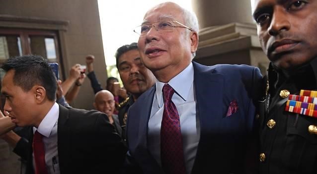 Pihak berwenang menuduh Najib dengan berbagai tuduhan pencucian uang, penyalahgunaan kekuasaan, dan pelanggaran kepercayaan (AFP)
