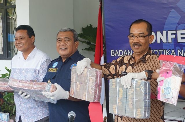 Petugas BNNP Jateng menunjukkan barang bukti hasil tindak pidana pencucian jaringan narkoba Sancai, Jumat (5/4). (Tunggul Kumoro/ JawaPos.com)