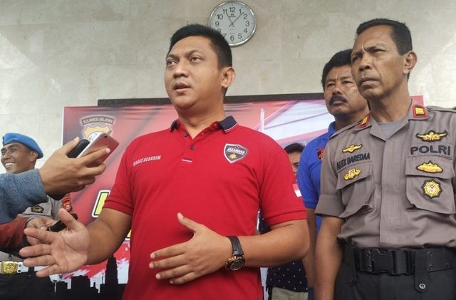 Kasatreskrim Polrestabes Makassar AKBP Indratmoko saat memberikan keterangan terkait hasil ungkap kasus prostitusi online, Sabtu (6/4). (Sahrul Ramadan/ JawaPos.com)