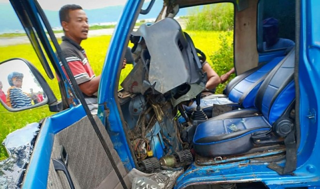 Mobil rombongan Orgen Tunggal Fajar Music ringsek usai menabrak pohon, sembilan orang luka-luka. Foto : Ist