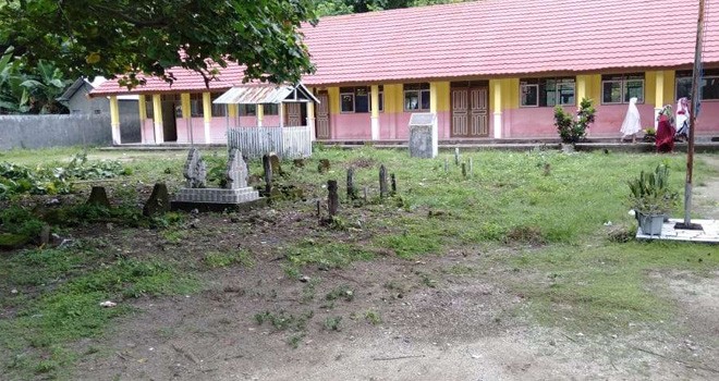 SMPN 4 Satap Liukang Tupabiring yang halaman sekolahnya terdapat puluhan makam.