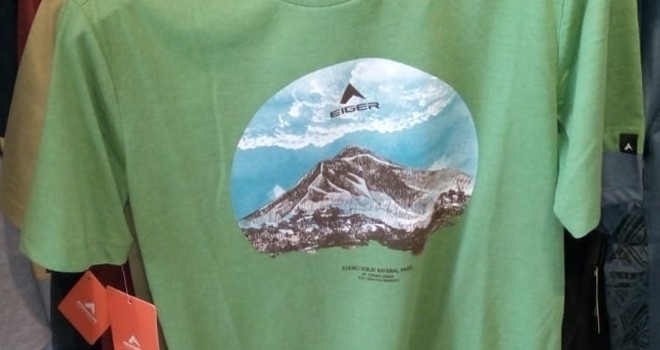 Baju kaos Eiger yang bergambar Gunung Kerinci yang bertuliskan 