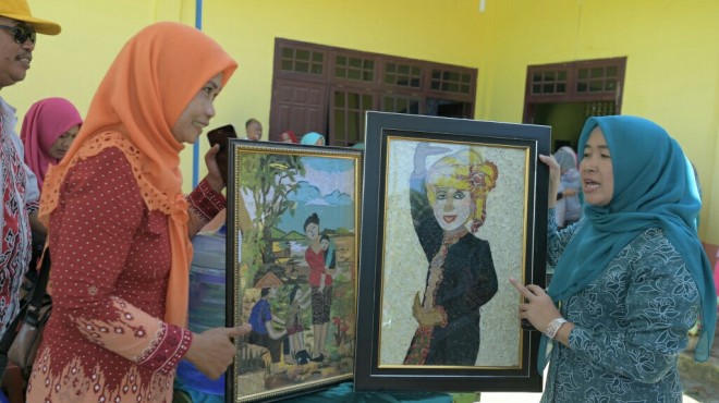 LOMBA : Ketua TP PKK Merangin Hesti Haris melihat hasil lukisan kreasi karya Kader PKK Desa Sungai Sahut. FOTO : WIWIN/JE. 