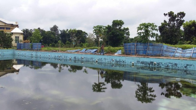 BUTUH REHAB: Kolam renang di Kelurahan Parit Culum I, Kecamatan Muarasabak Barat, Tanjabtim butuh perehabab.