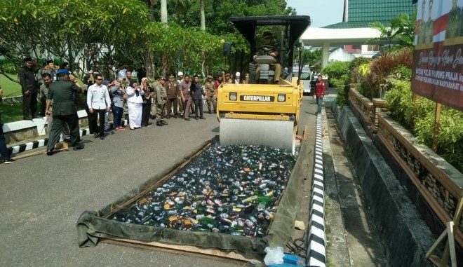 Bawa Alat Berat, Walikota Jambi Musnahkan 1.134 Botol Minol. Foto : Ist