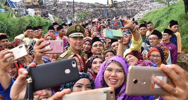 238 CPNS Kota Jambi foto bersama Walikota Jambi usai penyerahan SK di TPA Talang Gulo (10/4). Foto : Hafiz  Alatas / Jambiupdate