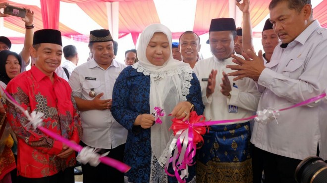 Bupati Kabupaten Muarojambi, Hj. Masnah Busro SE, meresmikan Pasar Semi Modern Tanjung. 