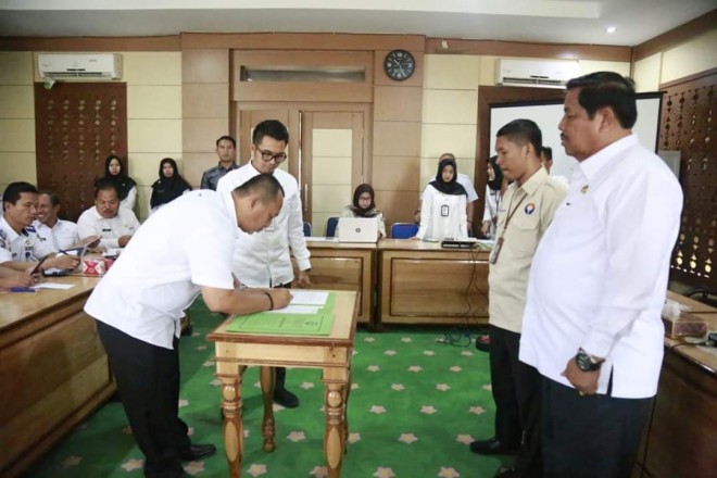 Penandatanganan kesepakatan penerapan standar pelayanan publik, Rabu (10/4).