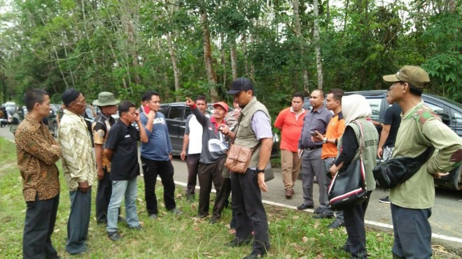 VERIFIKASI : tim dari Kemendagri saat turun ke lapangan terhadap tapal batas Bungo, Jambi dengan Dharmasraya, Sumatera Barat.