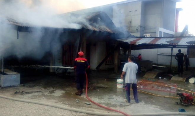 Kebakaran di Kabupaten Sarolangun, tepatnya di RT. 07, Kelurahan Suka Sari, Senin sore (15/4) sekitar pukul 15.30 WIB. Foto : Ist