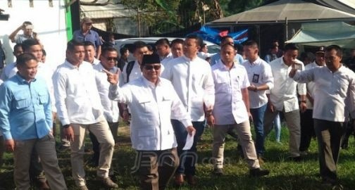 Calon Presiden Prabowo Subianto yang menyalurkan suara dalam Pemilu 2019 di TPS 041. Aristo Setiawan / JPNN