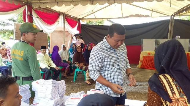 Bupati Tanjabtim, H. Romi Hariyanto mencoblos di TPS 04, Kelurahan Rano, Kecamatan Muarasabak Barat