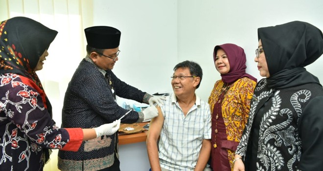 JCH Kota Jambi melakukan pemeriksaan kesehatan di Kantor Dinas Kesehatan Kota Jambi. Foto : Ist