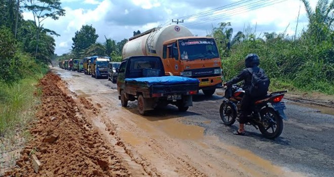 Jalan lintas Jambi-Muara Bulian semakin parah. Foto : Ist