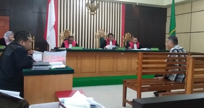 Nur IKhwan memberikan keterangan terkait kasus Bintek DPRD Kota Jambi periode 2009 â€“ 2014 di pengadilan TIpikor Jambi, Senin (22/4). Foto : Ist